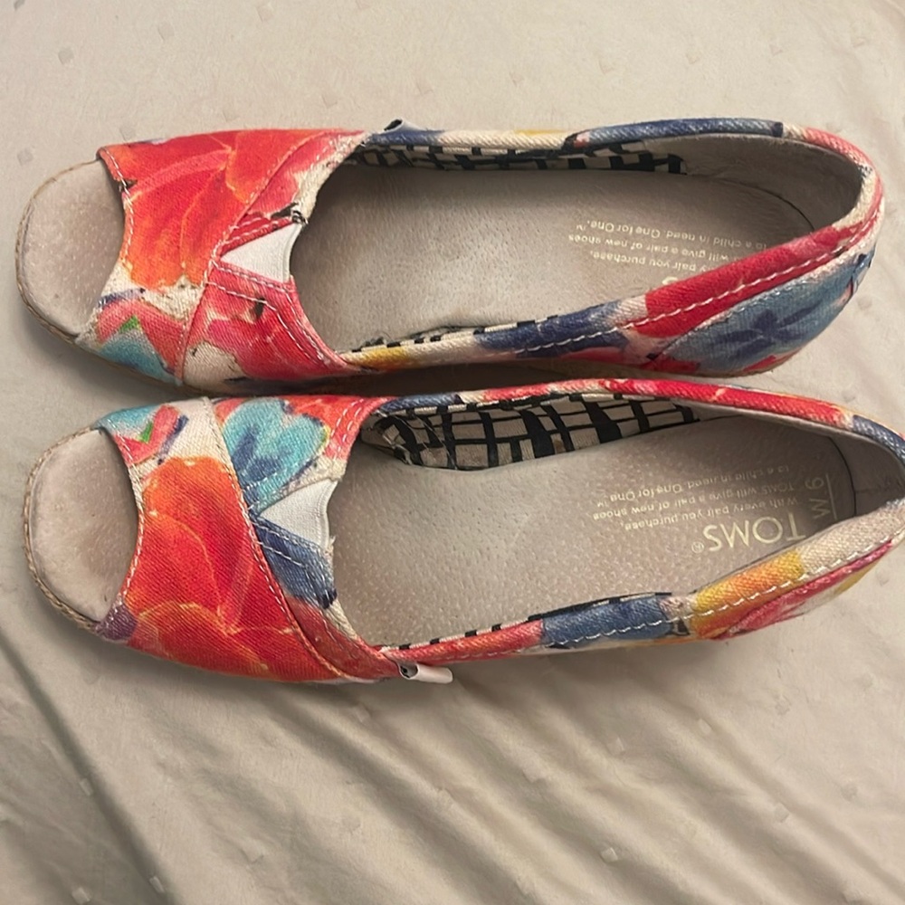Tom’s floral print open toe wedge.